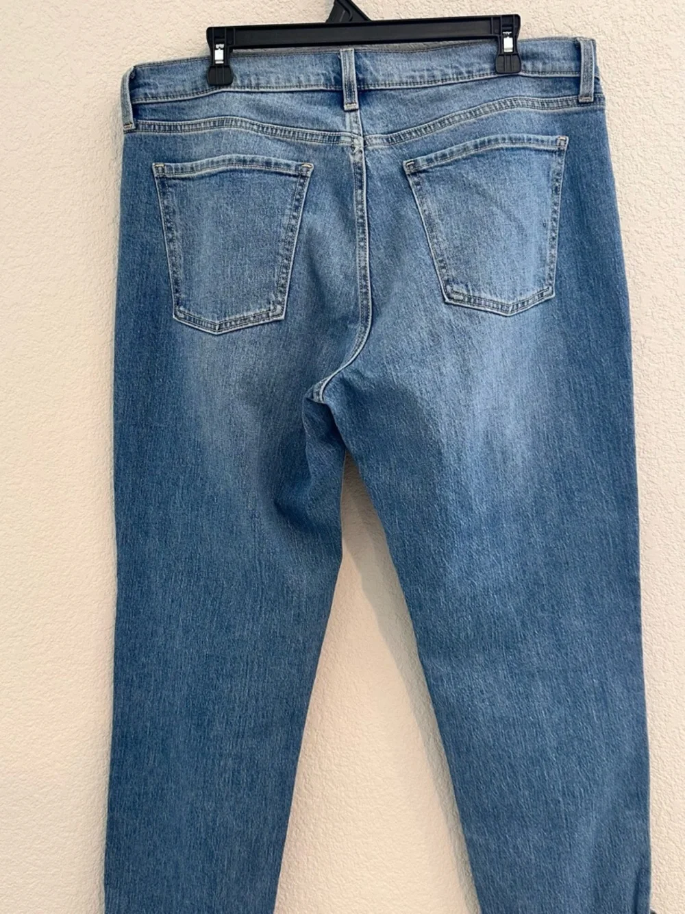 Old Navy women’s Denim Wow Boyfriend Jeans - Picture 2 of 3